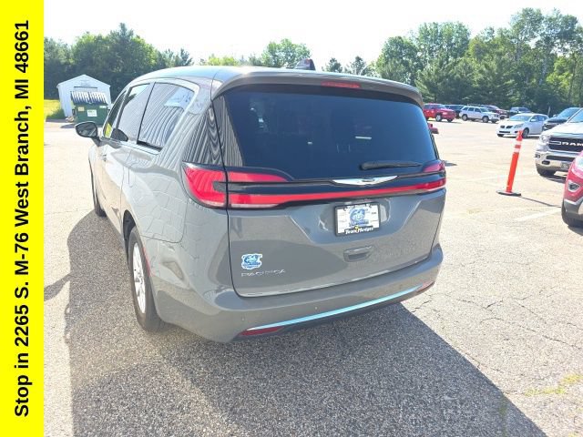 Used 2023 Chrysler Pacifica Touring-L FWD image 10