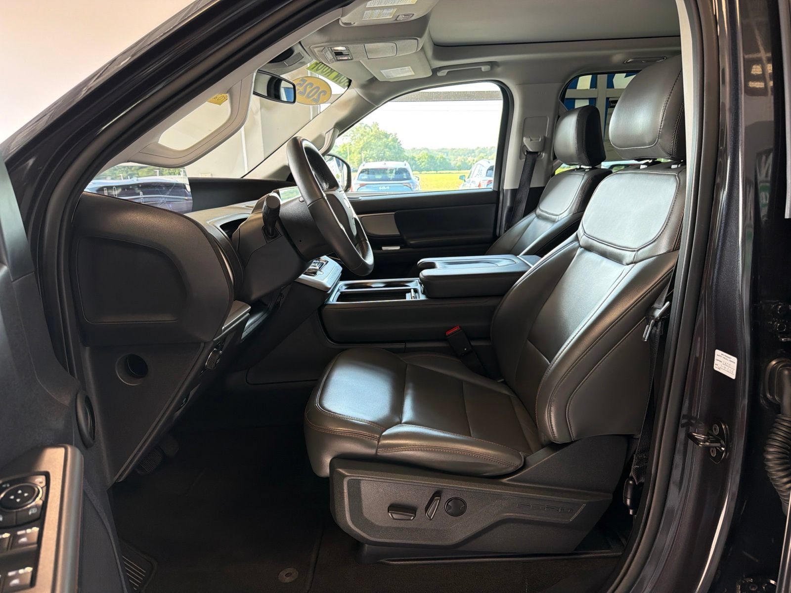 Used 2025 Ford Expedition Active AWD/4WD image 23