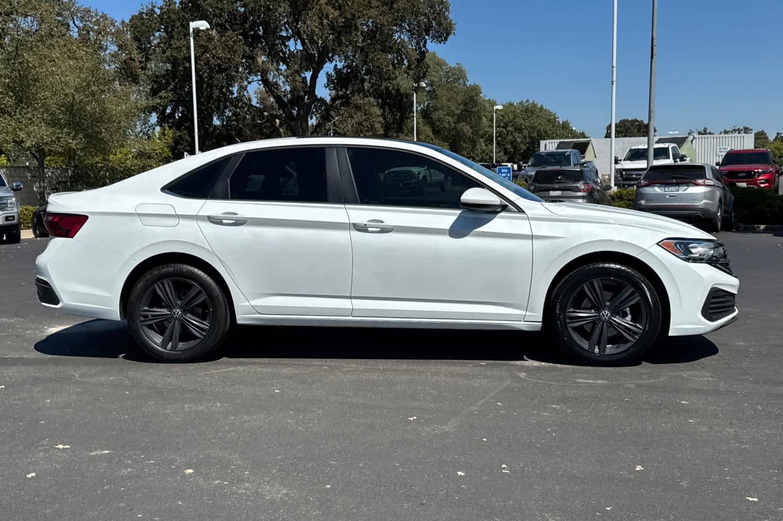Used 2024 Volkswagen Jetta SE FWD image 8