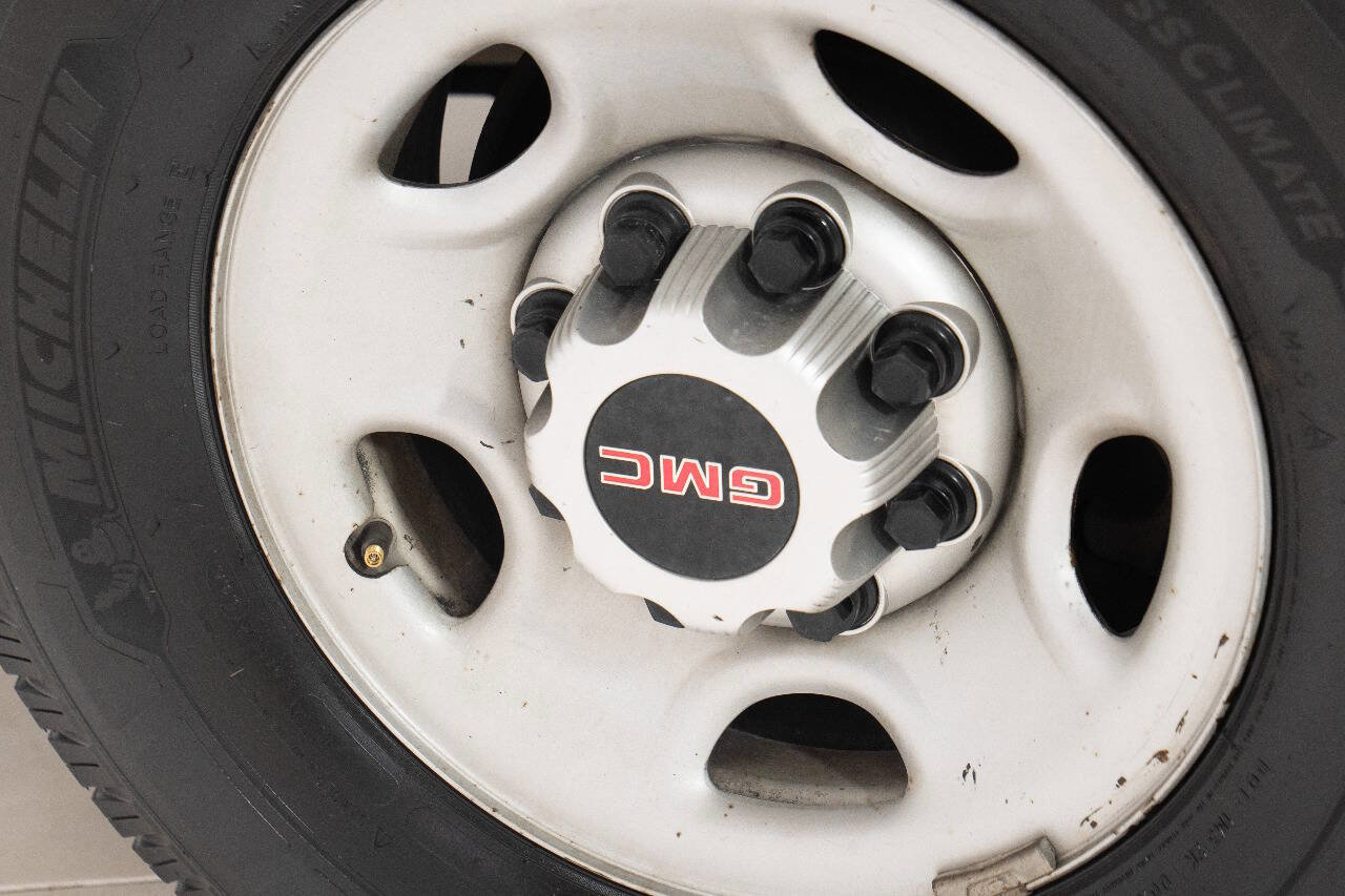 Used 2017 GMC Savana 2500 image 29