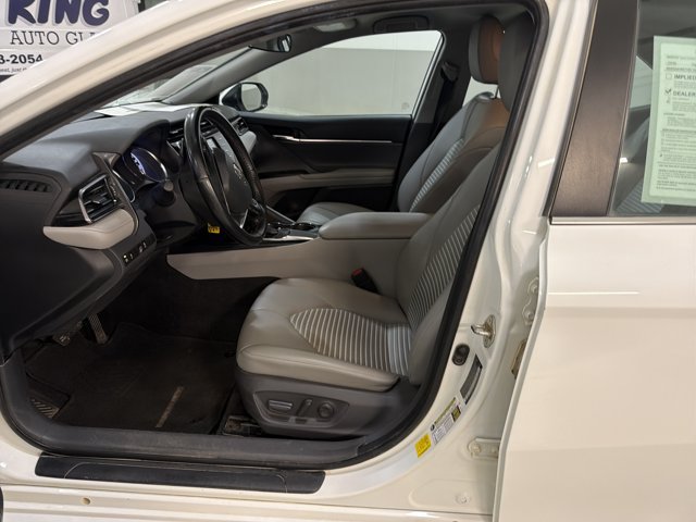 Used 2020 Toyota Camry SE w/ Carpet Mat Package FWD image 6