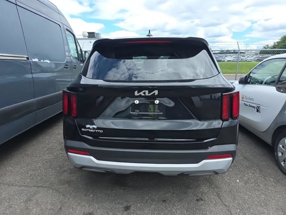 Used 2025 Kia Sorento LX FWD image 14