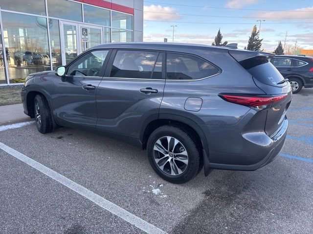 Used 2023 Toyota Highlander XLE image 5
