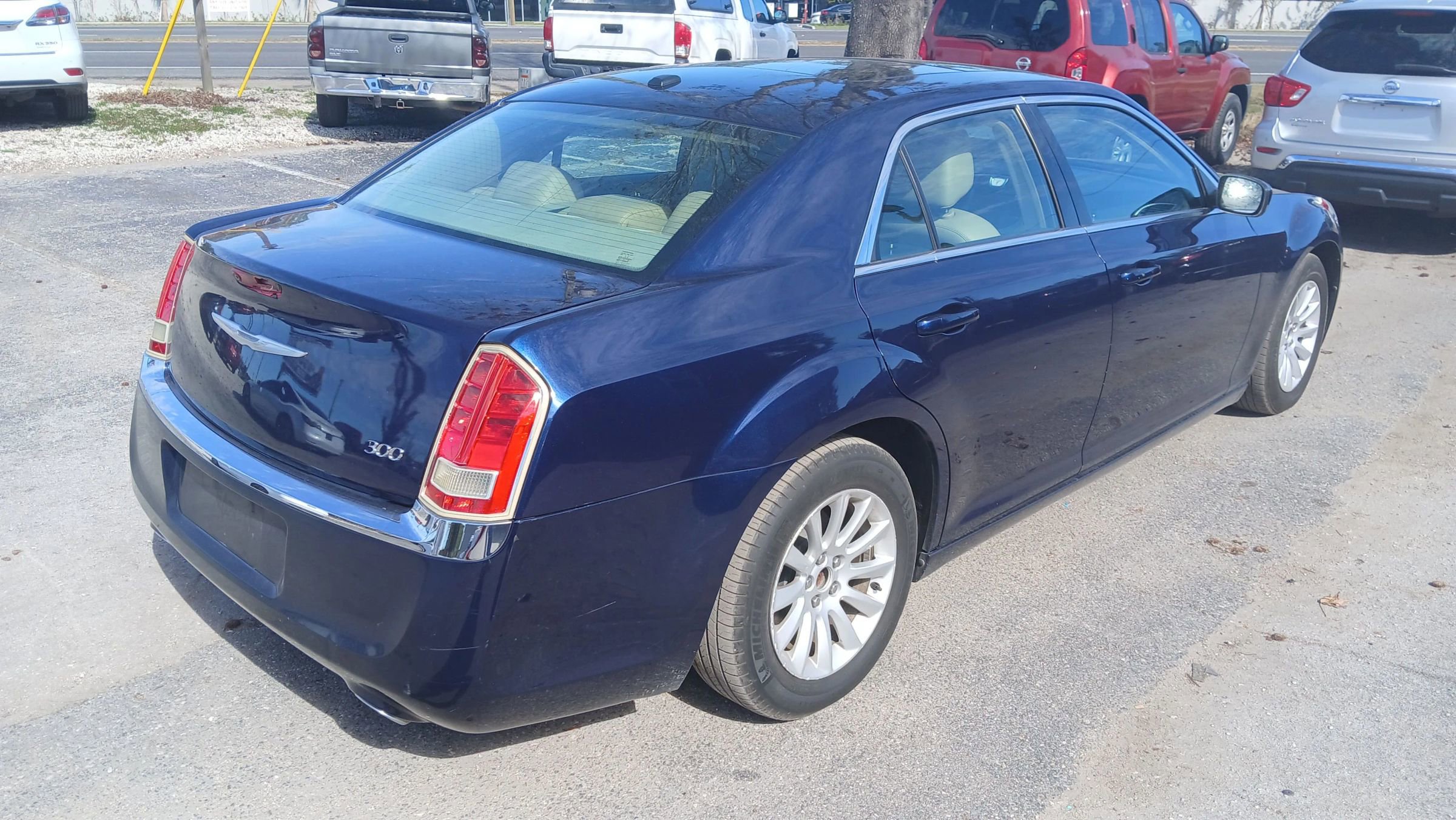 Used 2013 Chrysler 300 w/ Driver Convenience Group RWD image 7