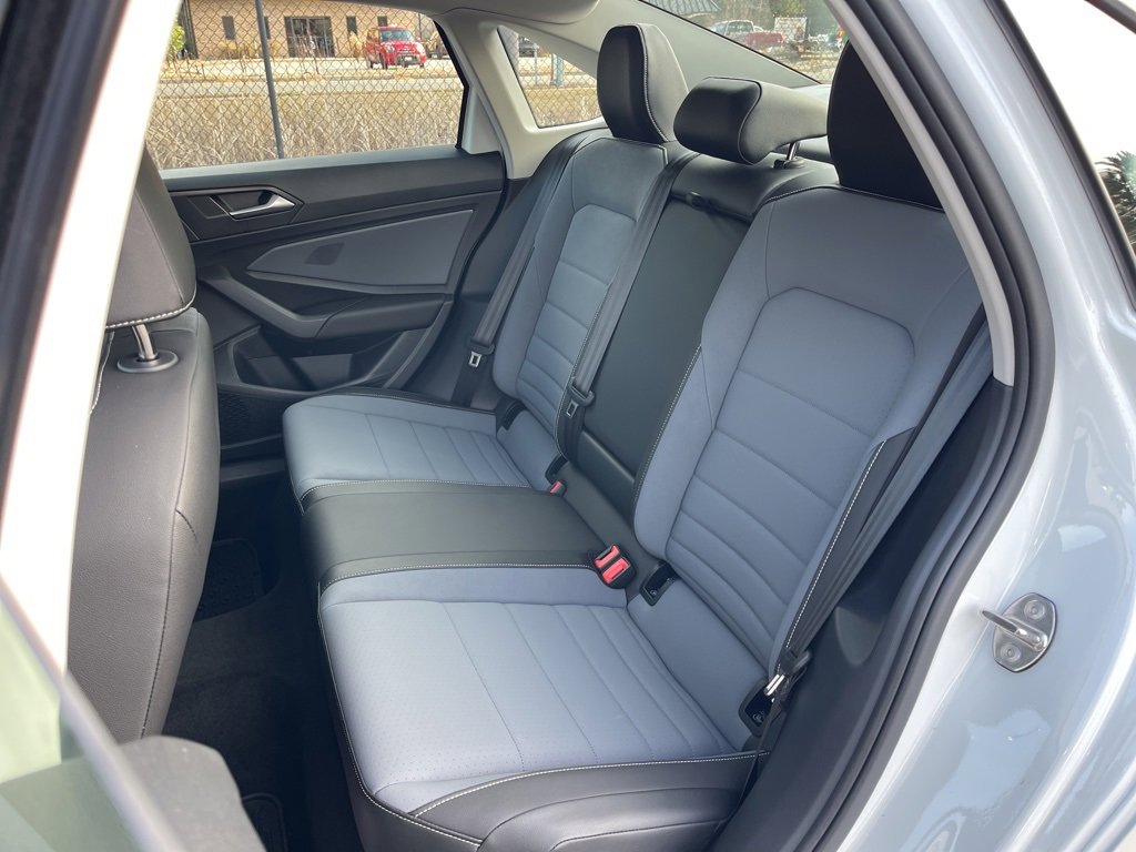 Used 2025 Volkswagen Jetta SE image 24