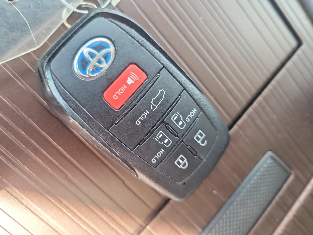 Used 2021 Toyota Sienna XLE FWD image 35