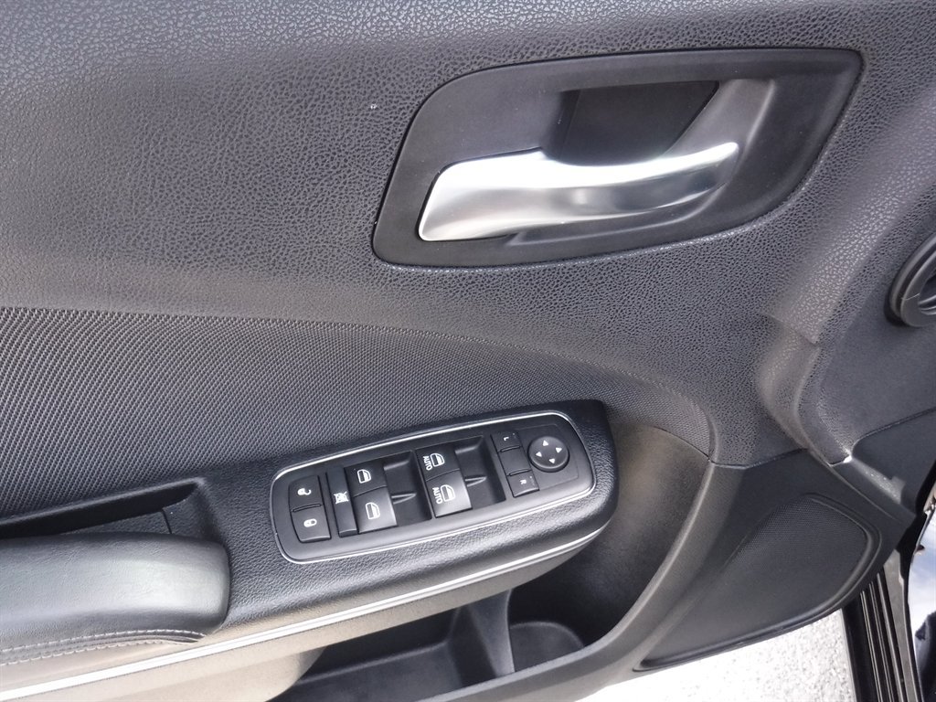 Used 2017 Dodge Charger SE RWD image 11