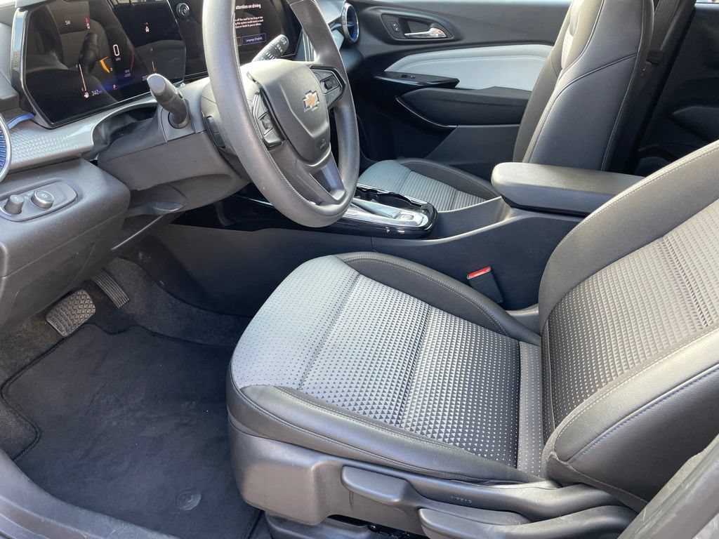 Used 2025 Chevrolet Trax LT FWD image 9