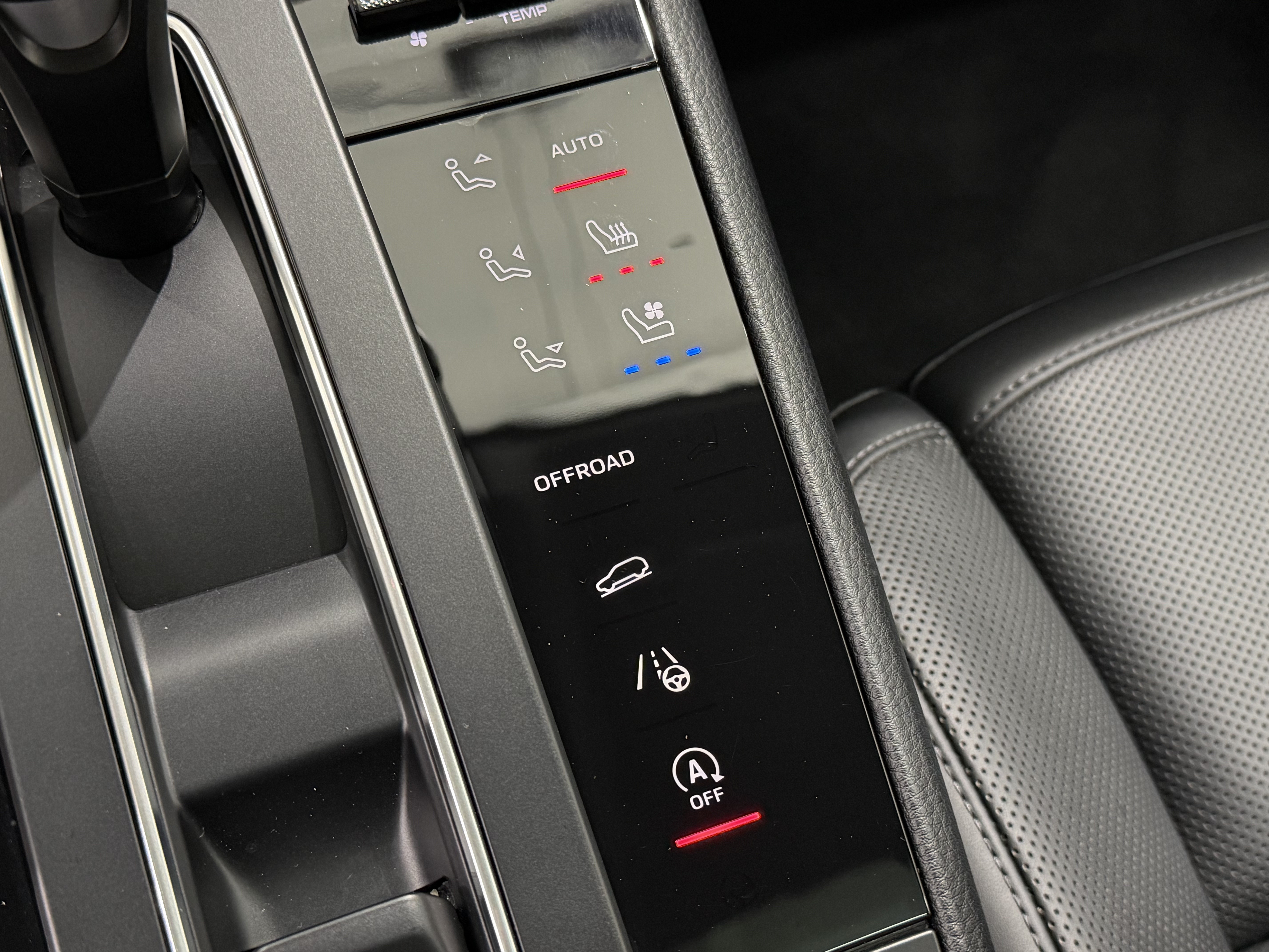 Certified 2024 Porsche Macan AWD/4WD image 40