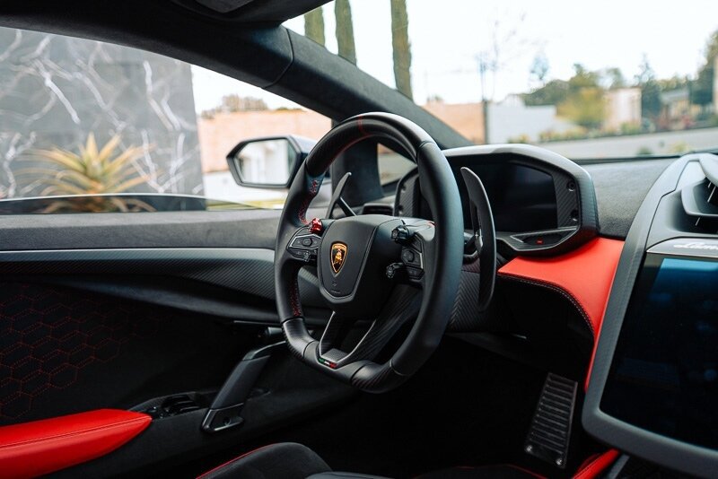 Used 2024 Lamborghini Revuelto image 9
