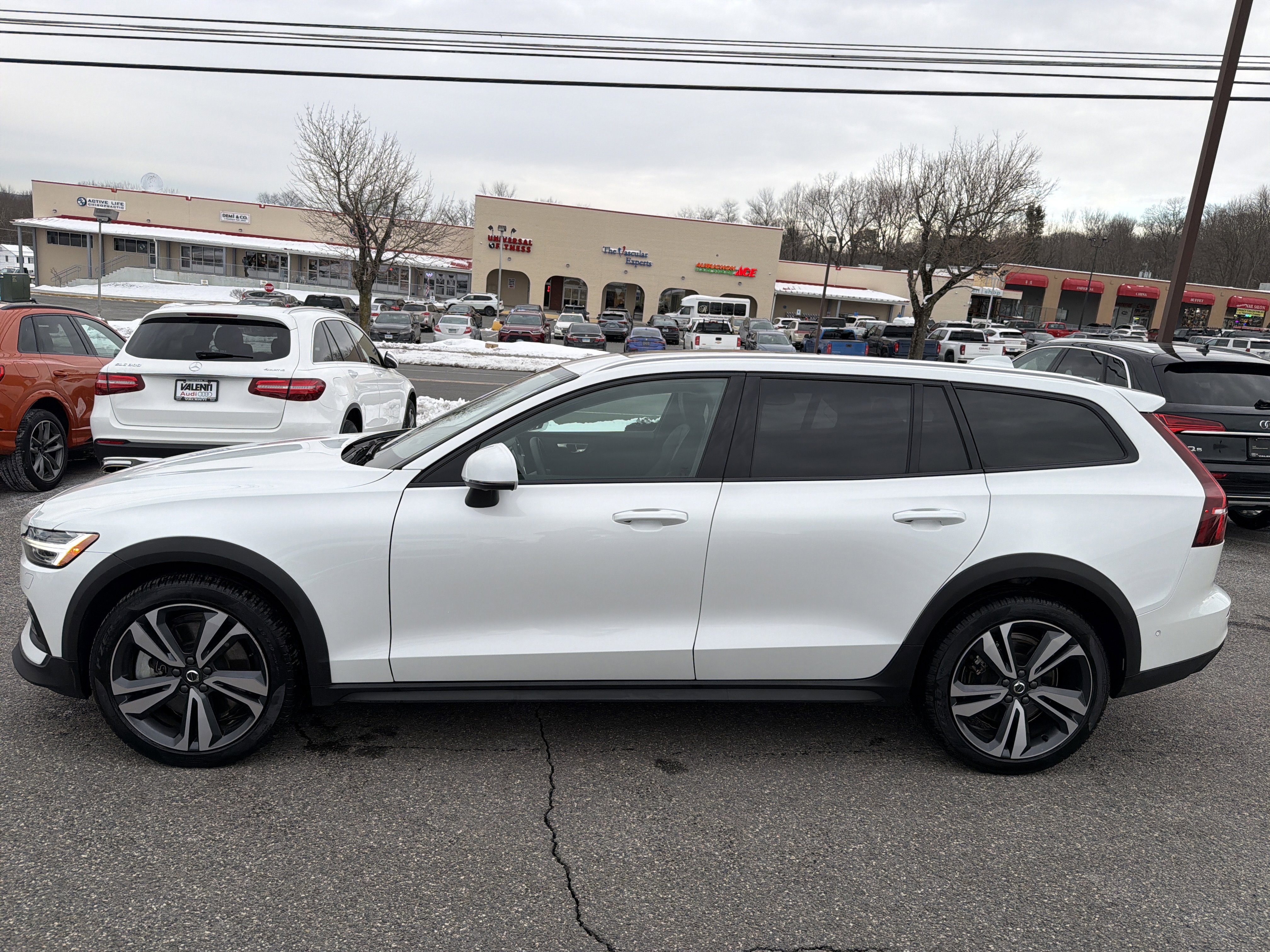 Certified 2025 Volvo V60 B5 Cross Country Plus AWD/4WD image 4
