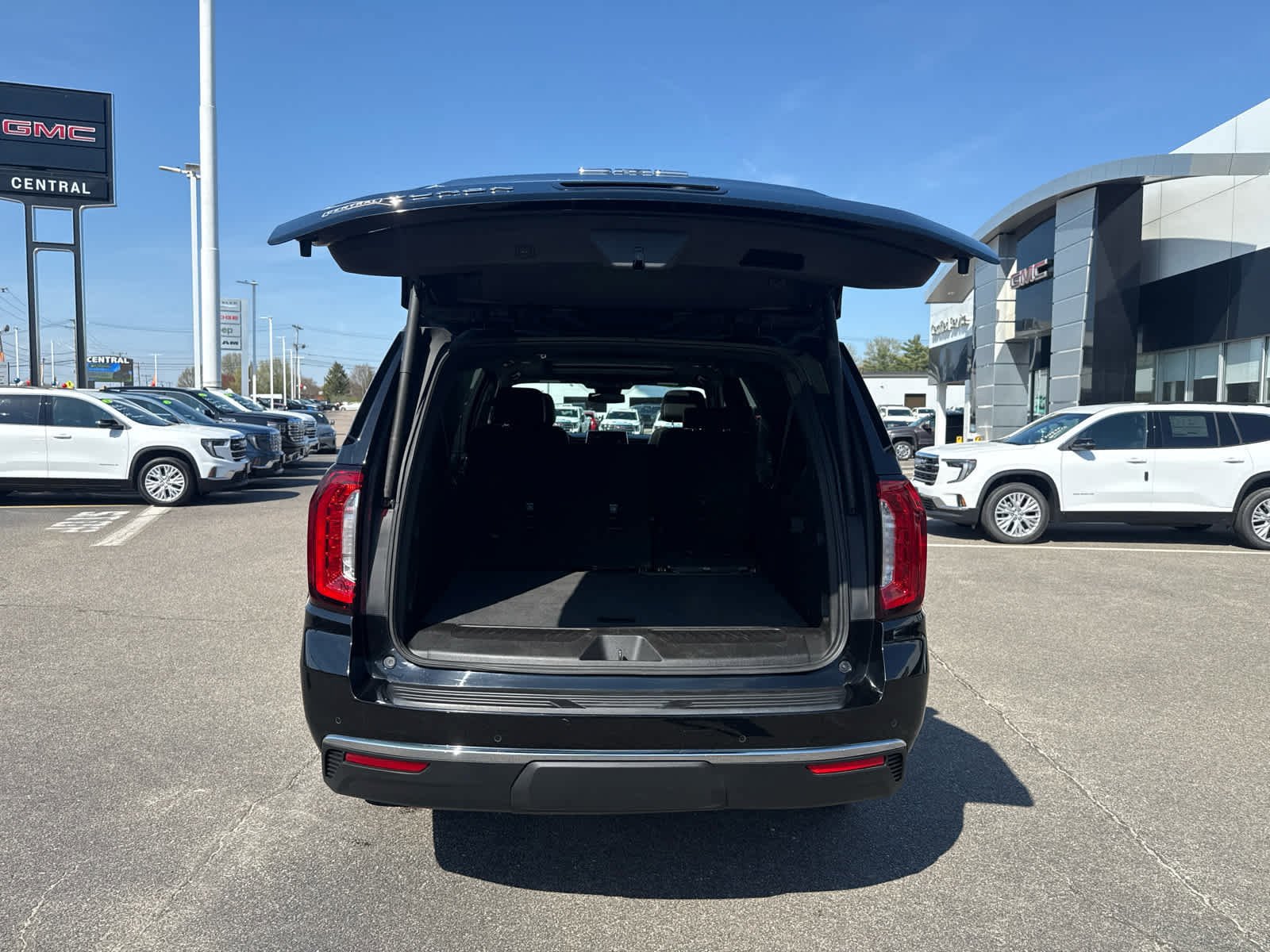 Used 2023 GMC Yukon XL SLT AWD/4WD image 10