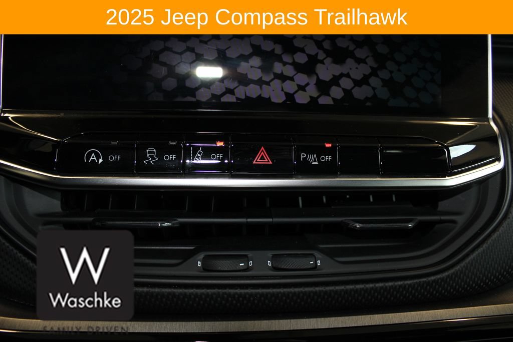 Used 2025 Jeep Compass Trailhawk w/ Trailhawk Convenience Group AWD/4WD image 29