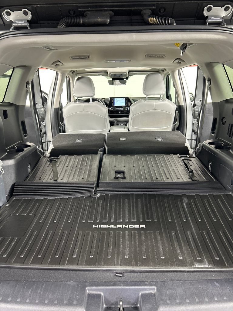 Used 2021 Toyota Highlander XLE AWD/4WD image 23
