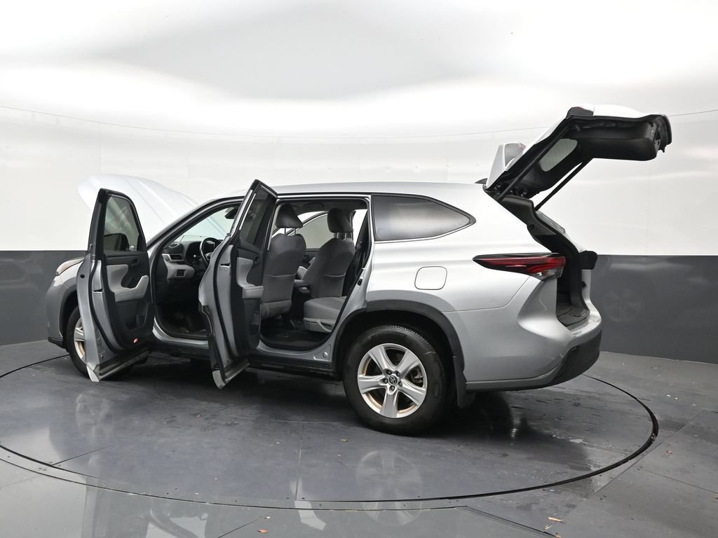 Used 2024 Toyota Highlander LE FWD image 30