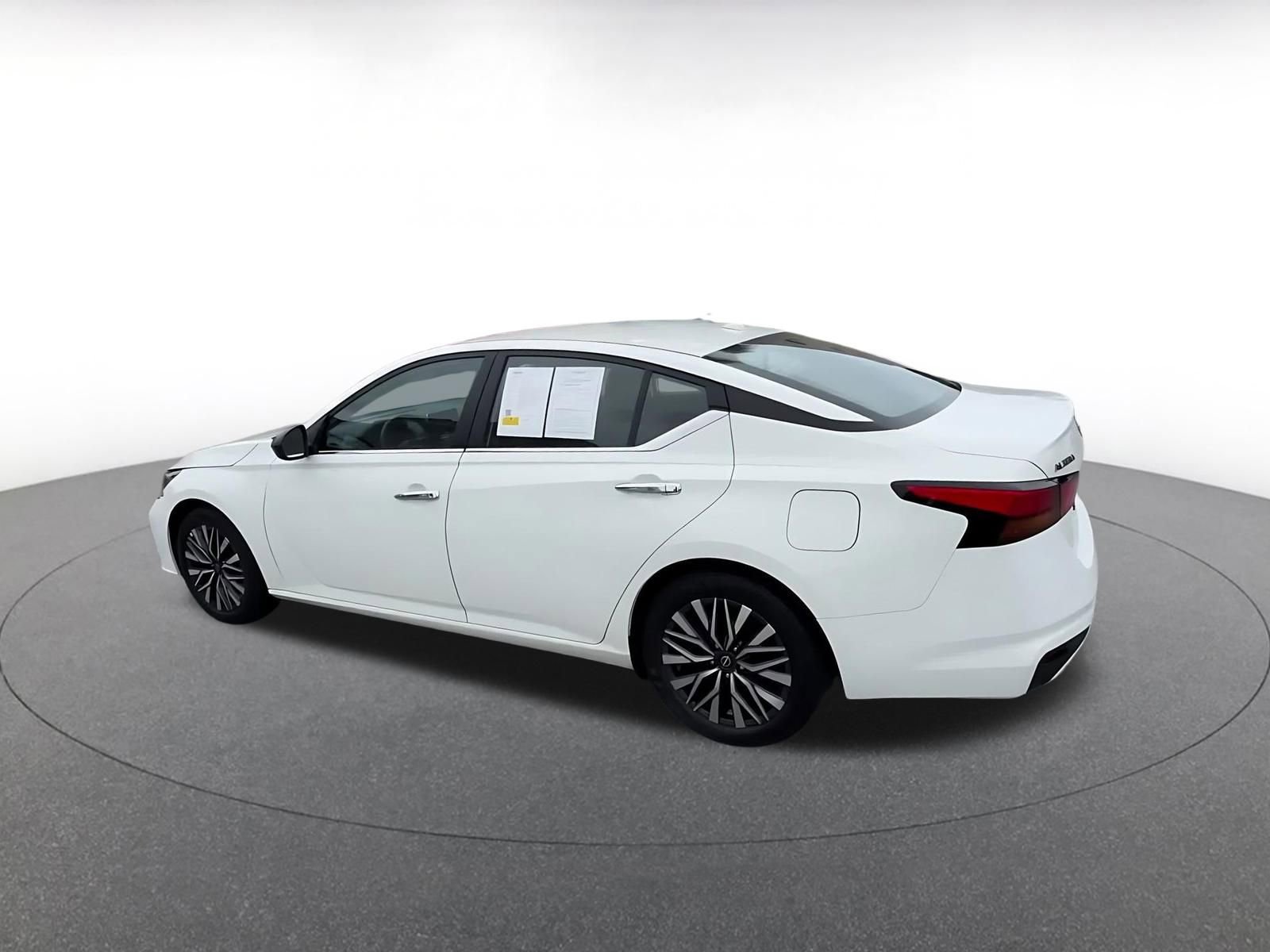 Used 2025 Nissan Altima 2.5 SV FWD image 11