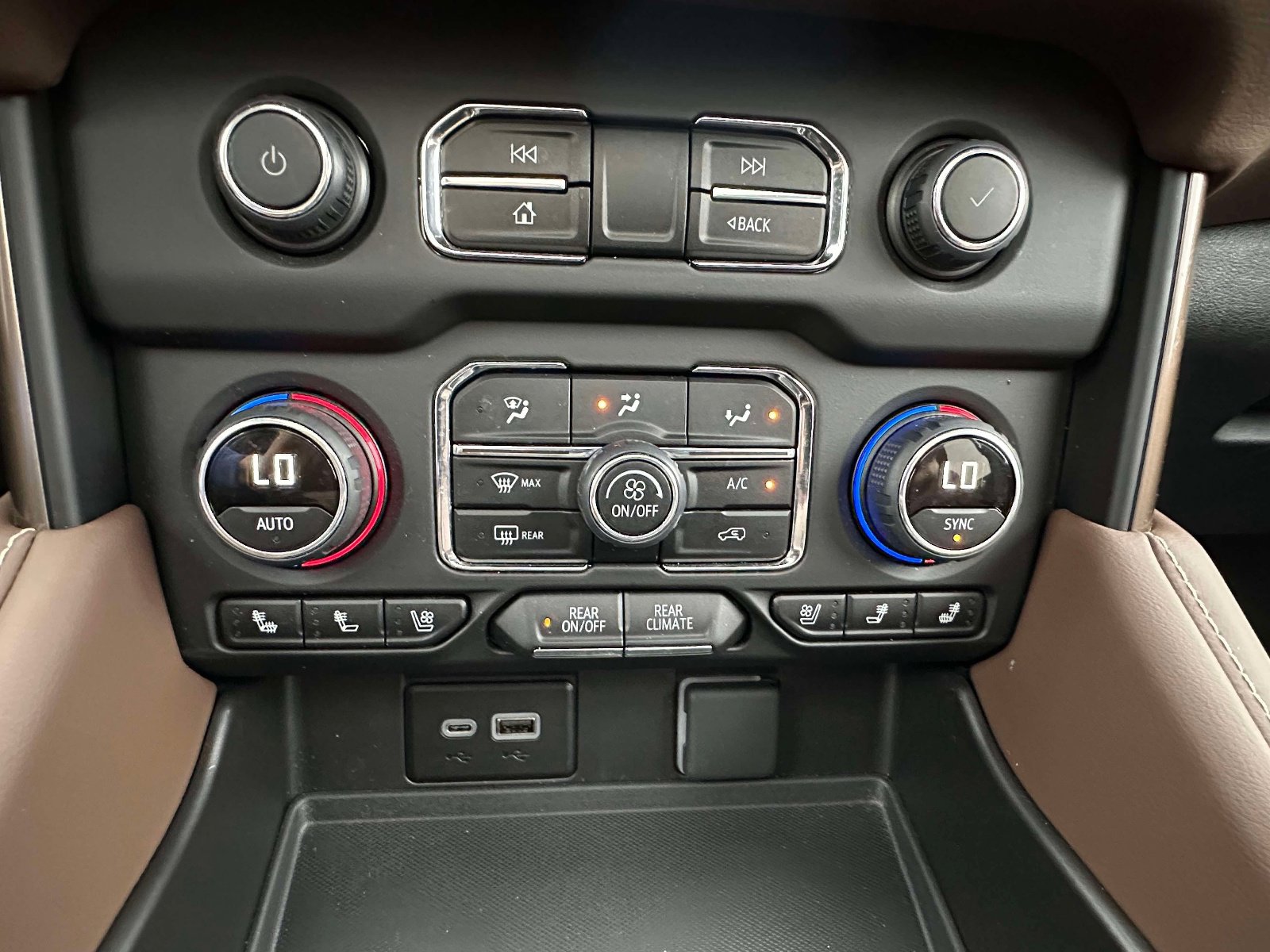 Used 2024 Chevrolet Tahoe High Country AWD/4WD image 14