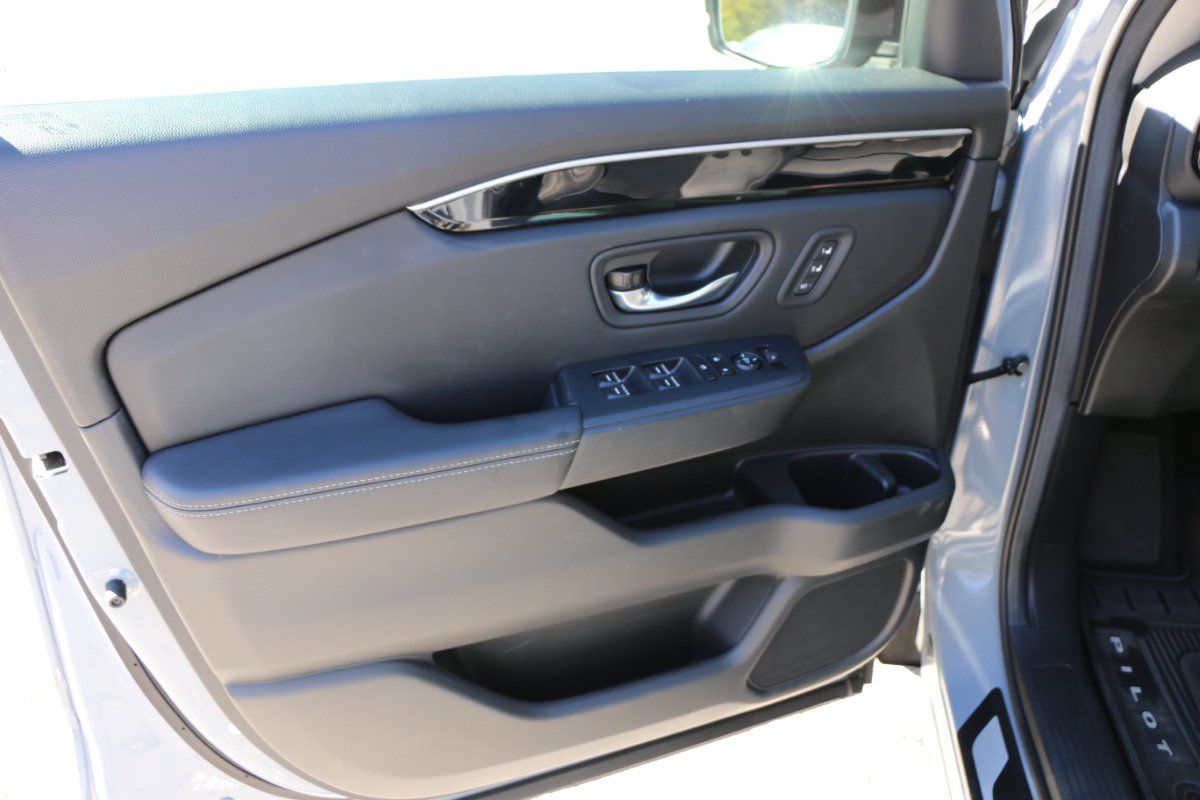Used 2025 Honda Pilot Touring image 17