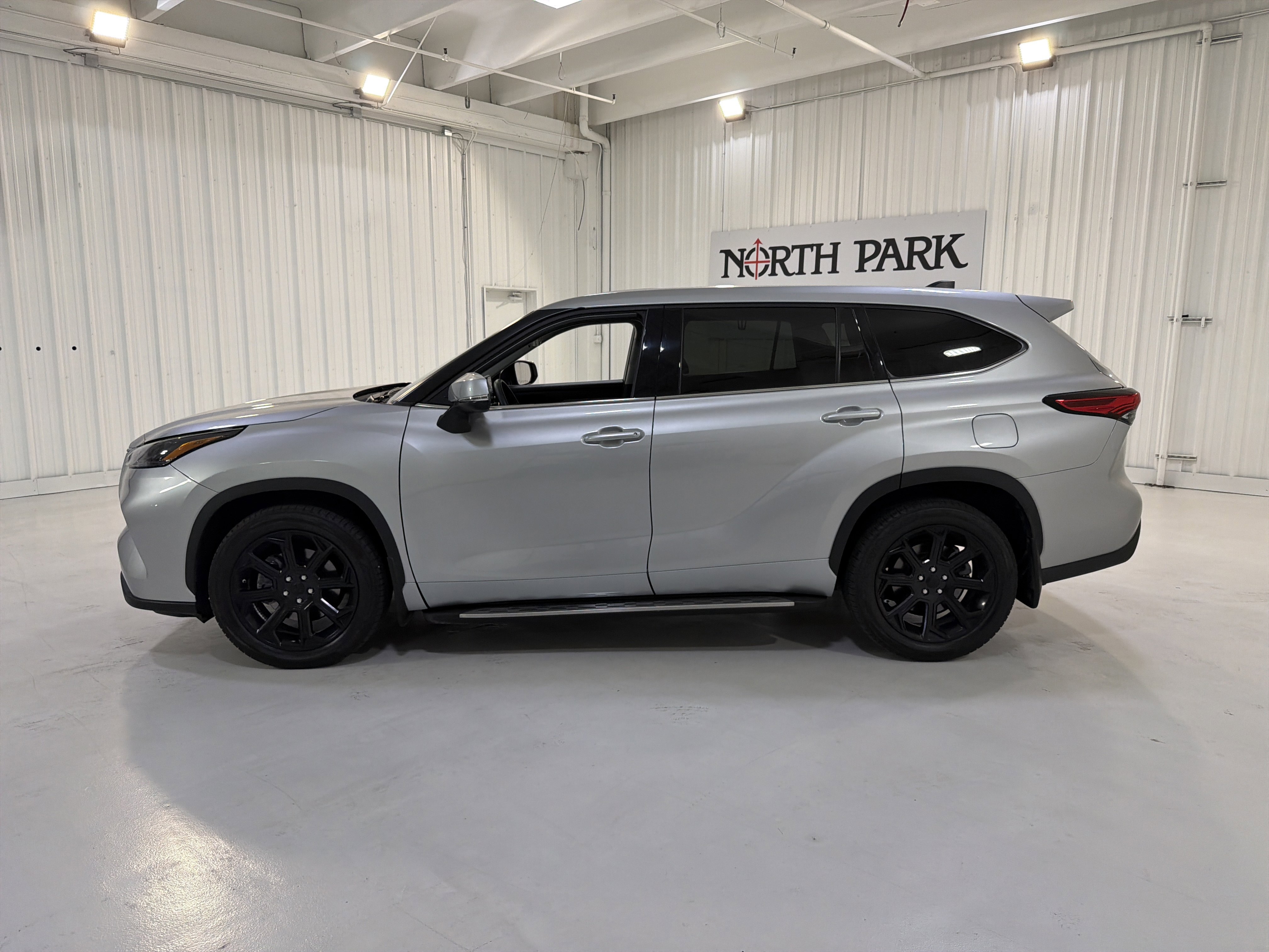 Used 2022 Toyota Highlander L FWD image 2