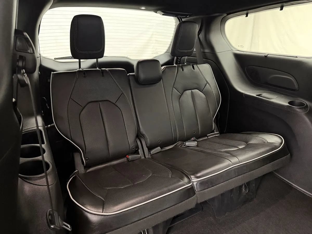 Used 2021 Chrysler Pacifica Limited w/ Uconnect Theater Family Group FWD image 33