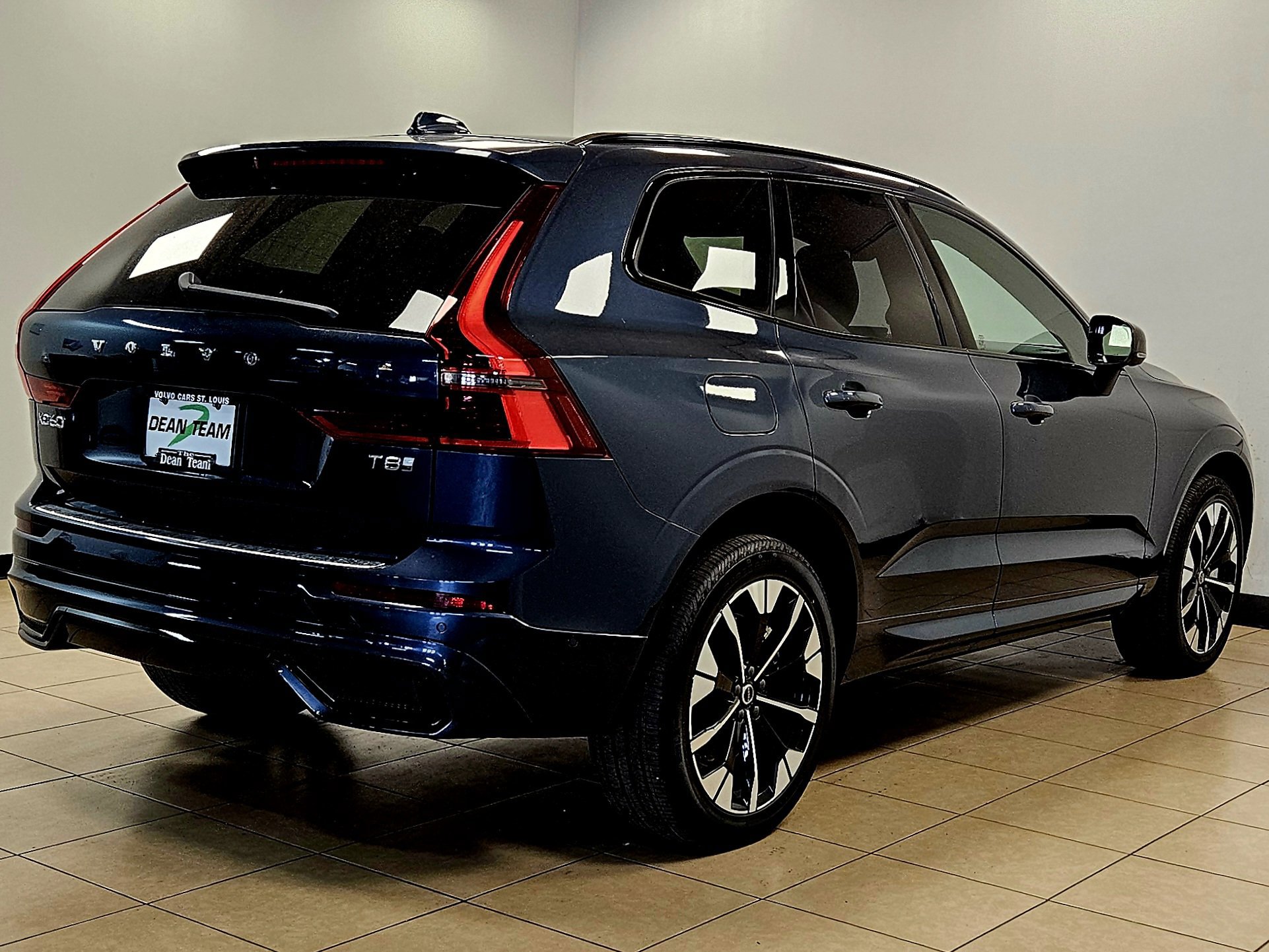 New 2026 Volvo XC60 T8 Plus w/ Protection Package Premier AWD/4WD image 4
