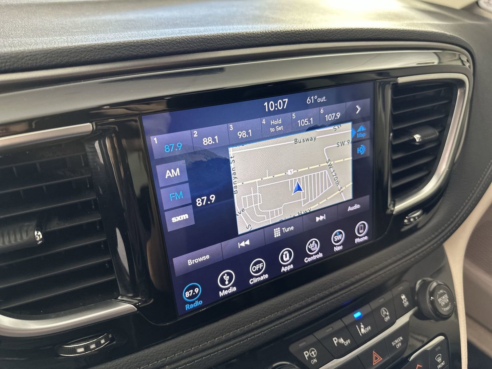 Used 2018 Chrysler Pacifica Limited image 21