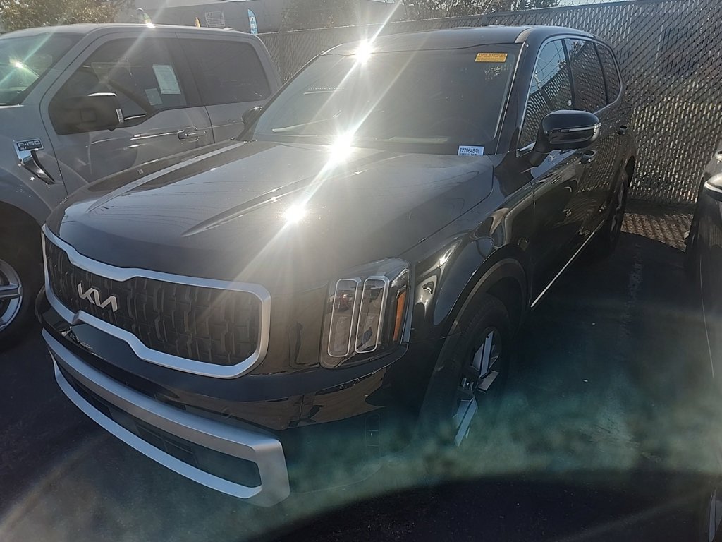Certified 2024 Kia Telluride LX FWD image 3