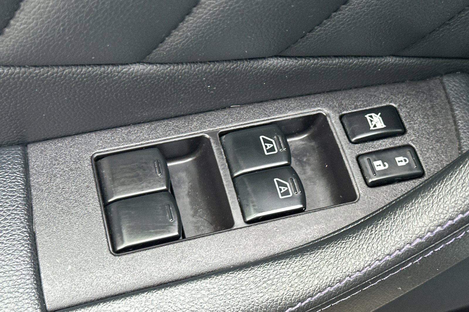 Used 2017 INFINITI QX70 AWD w/ Premium Package image 12