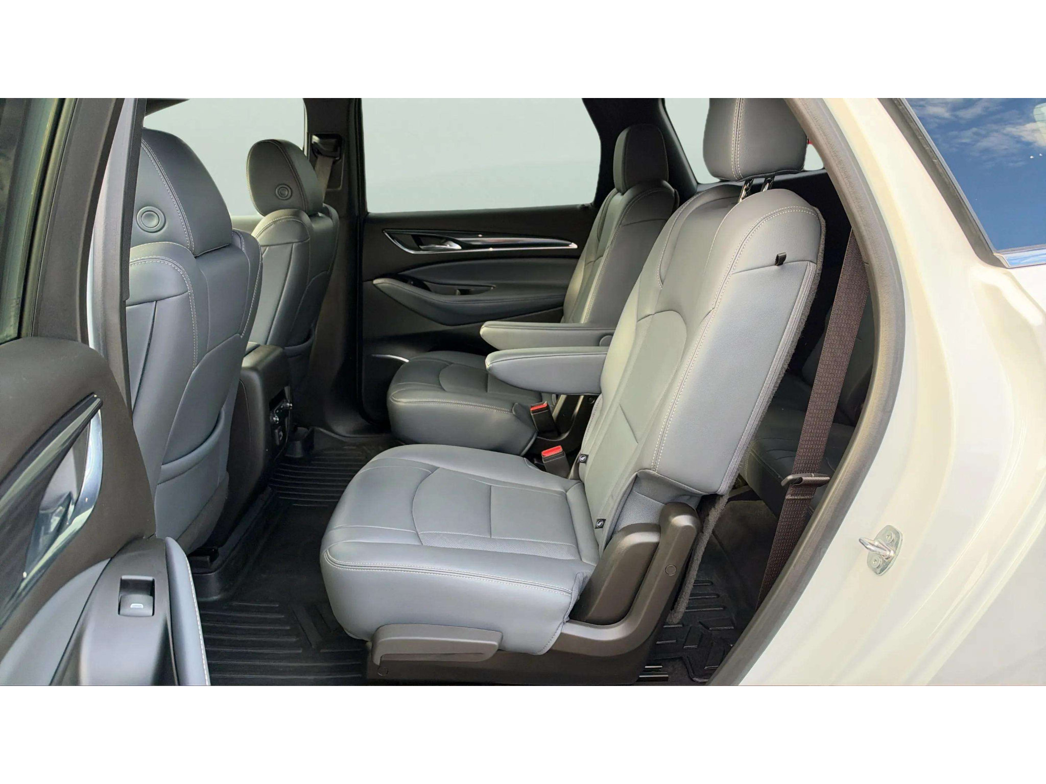 Used 2023 Buick Enclave Essence AWD/4WD image 13