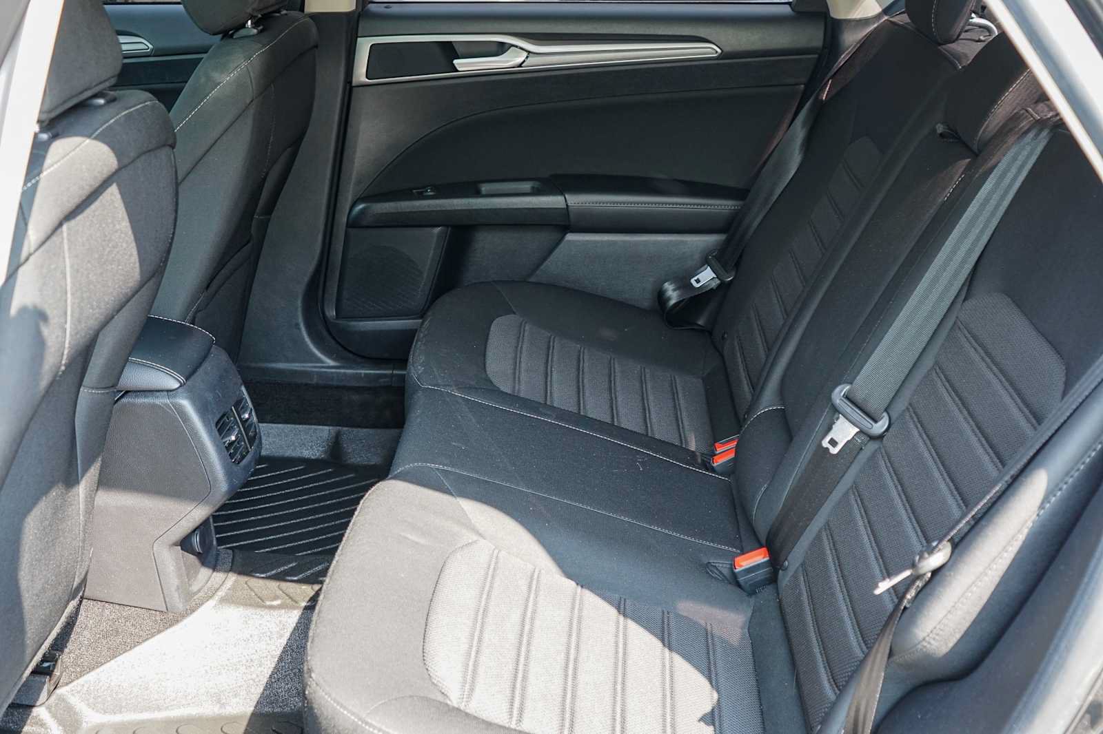 Used 2020 Ford Fusion SE FWD image 20