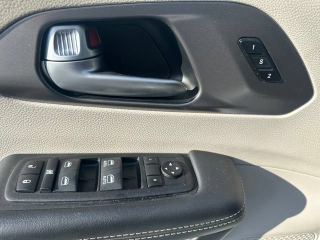 Used 2024 Chrysler Pacifica Touring-L FWD image 16