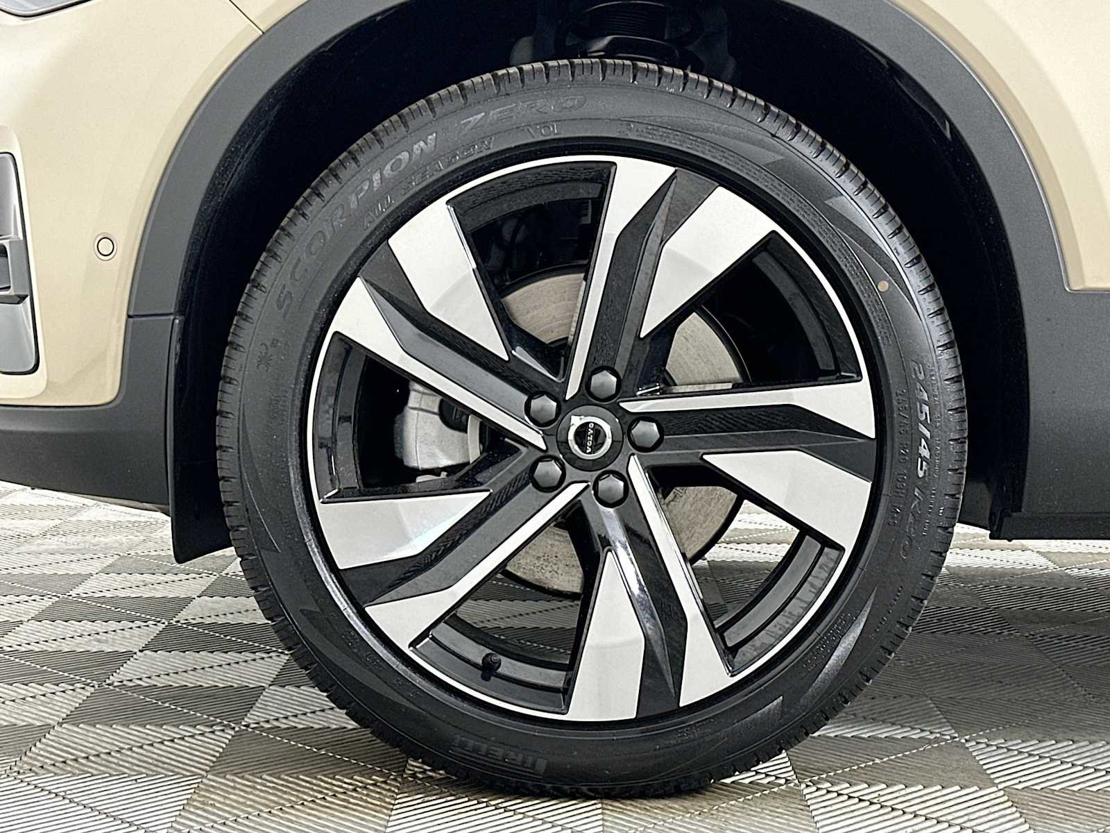 Used 2025 Volvo XC40 B5 Plus w/ Climate Package image 29