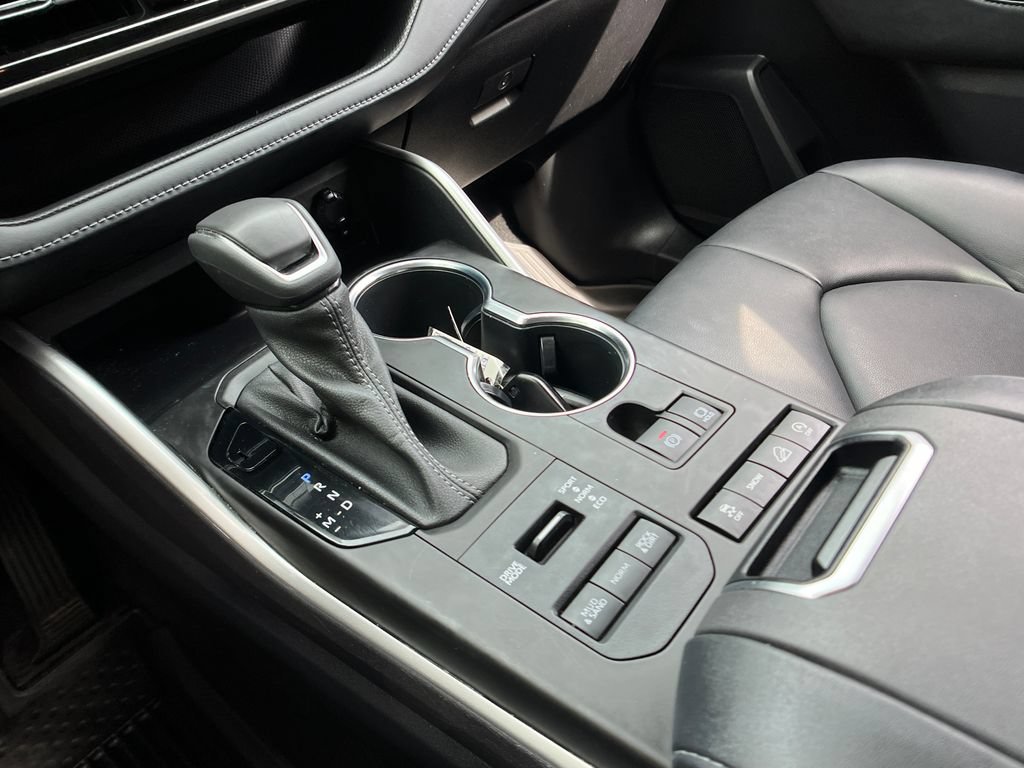Used 2022 Toyota Highlander XLE AWD/4WD image 20