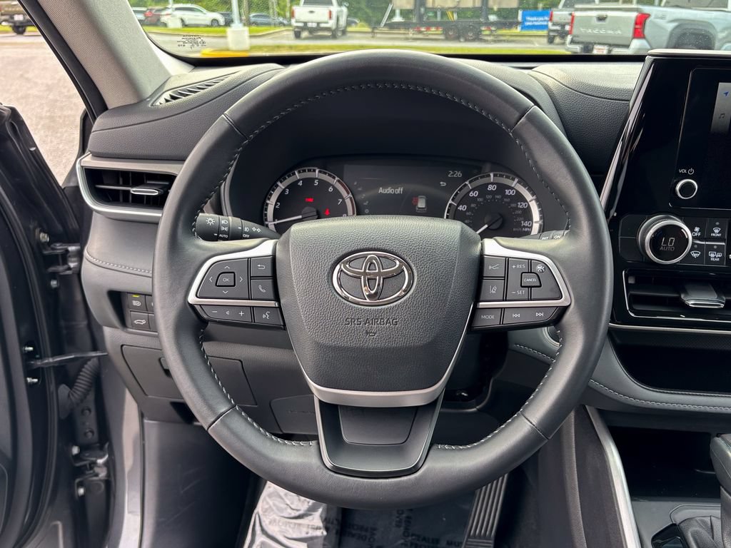 Used 2025 Toyota Highlander LE AWD/4WD image 25