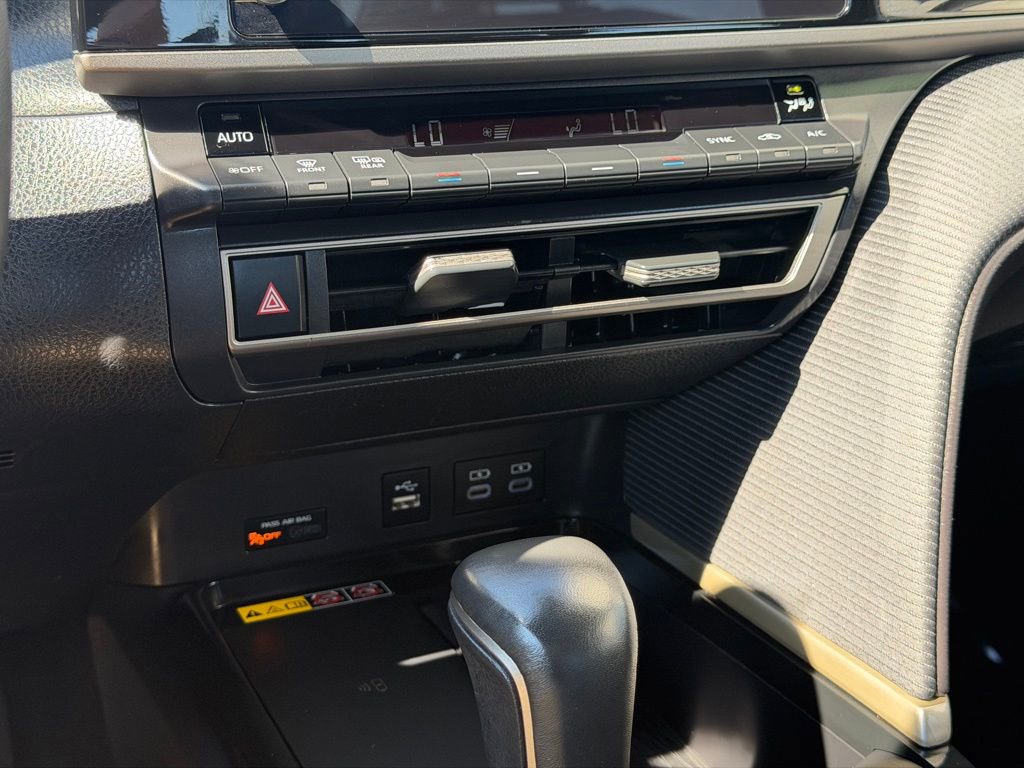 Used 2025 Toyota Camry SE image 15