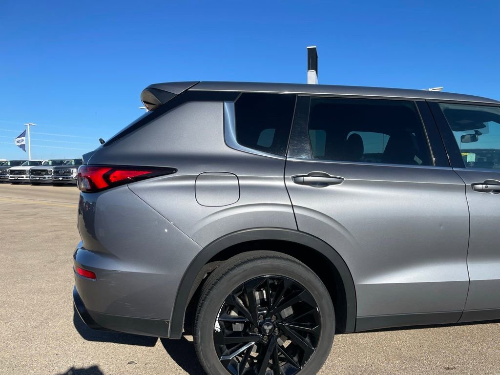 Used 2023 Mitsubishi Outlander SE Black Edition image 37