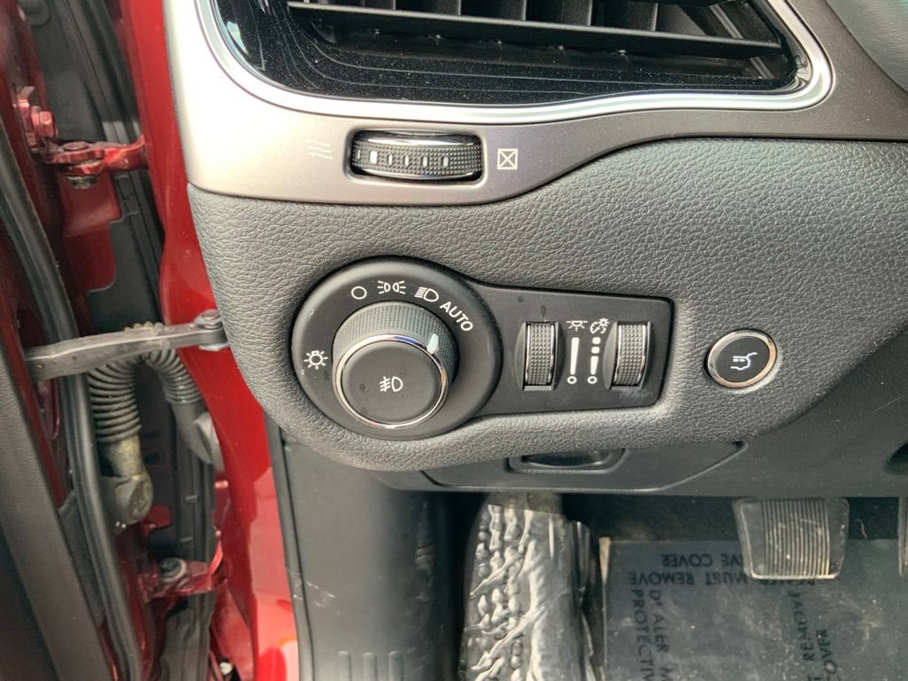 Used 2019 Jeep Cherokee Overland w/ Technology Group AWD/4WD image 19