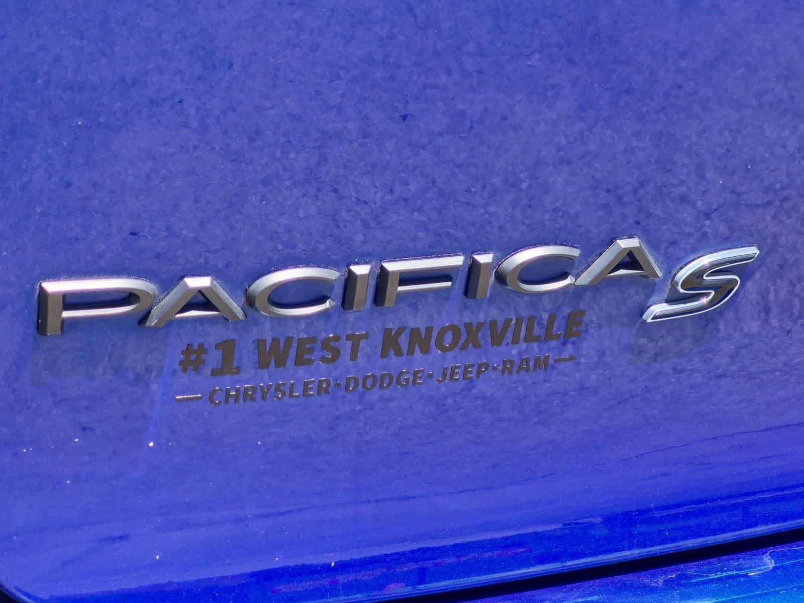 Used 2021 Chrysler Pacifica Touring-L w/ Uconnect Theater Family Group FWD image 13