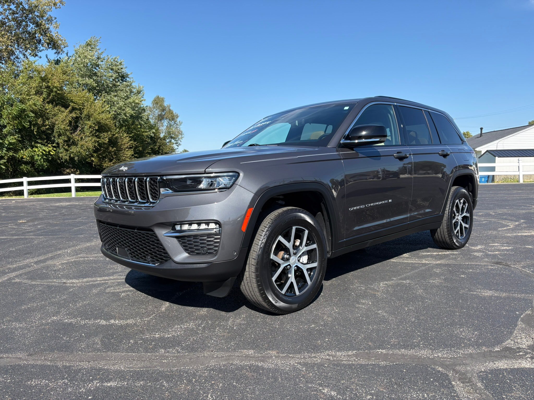 Used 2025 Jeep Grand Cherokee Limited w/ Luxury Tech Group II AWD/4WD image 2