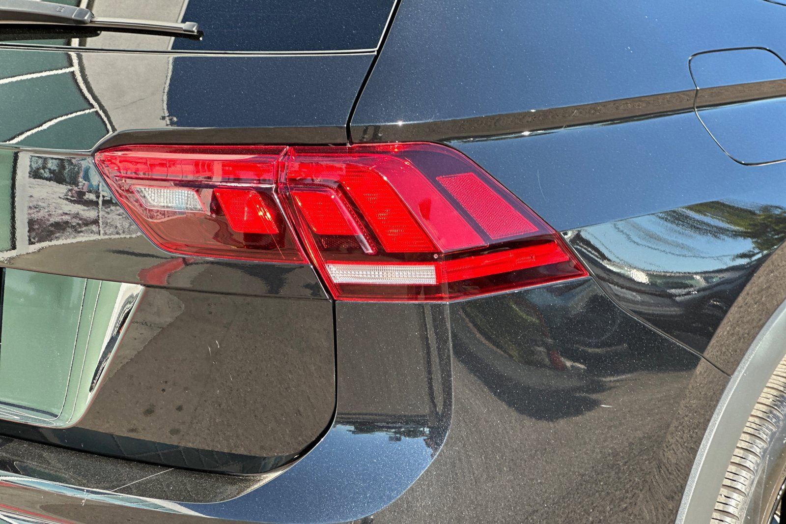 Used 2024 Volkswagen Tiguan SE R-Line FWD image 27