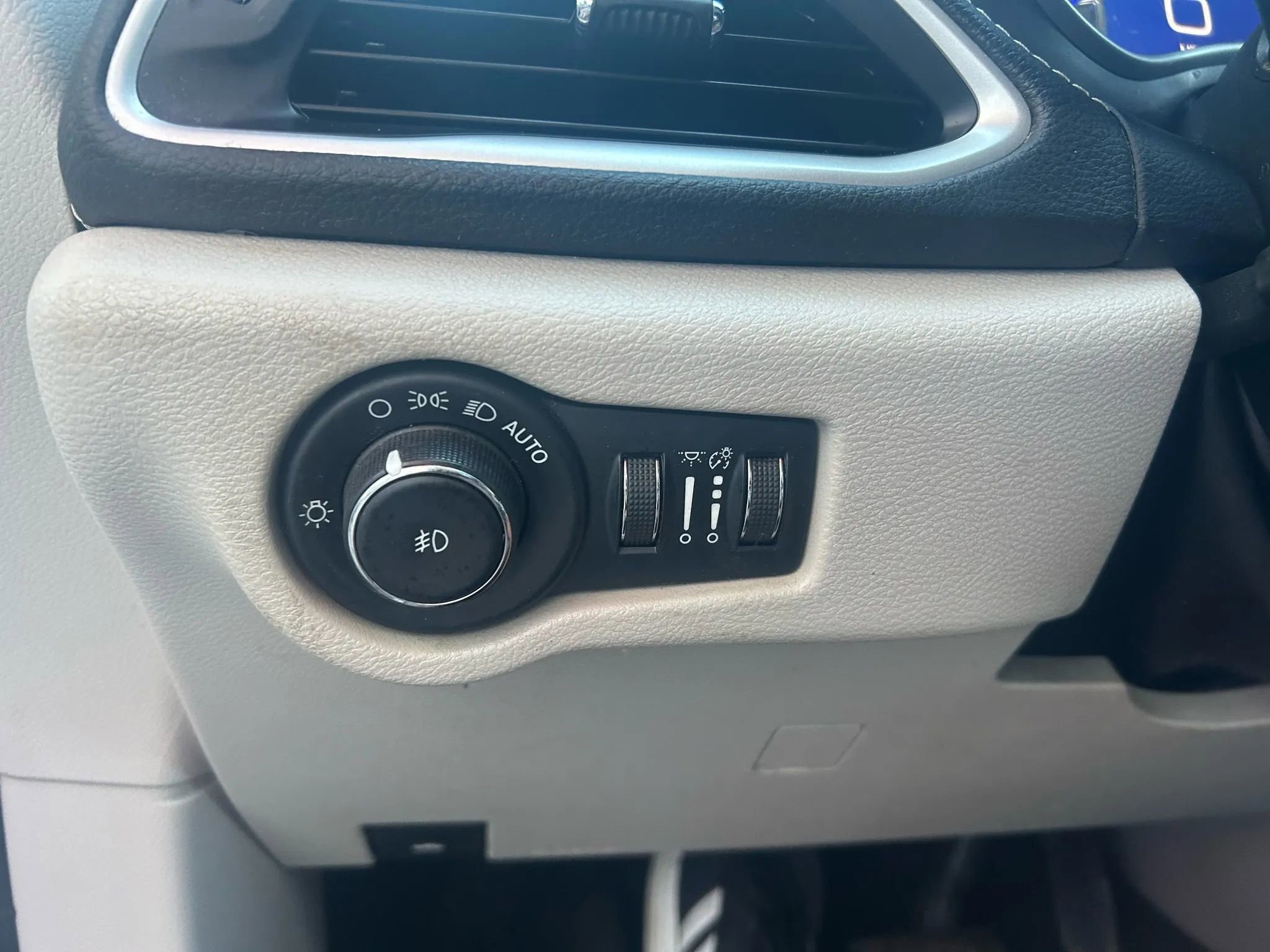 Used 2021 Chrysler Pacifica Touring-L image 16