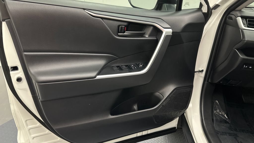 Certified 2025 Toyota RAV4 LE AWD/4WD image 15