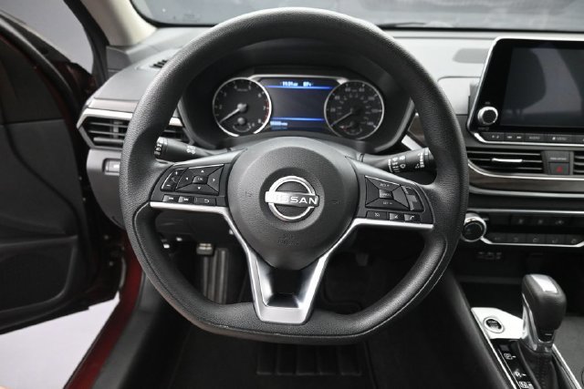 Used 2025 Nissan Altima 2.5 SV FWD image 13