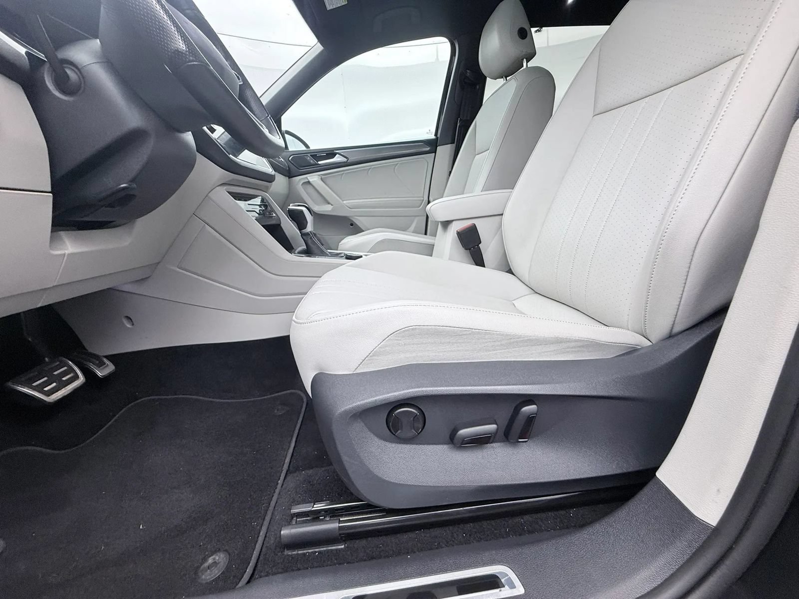 Used 2023 Volkswagen Tiguan SE R-Line AWD/4WD image 33