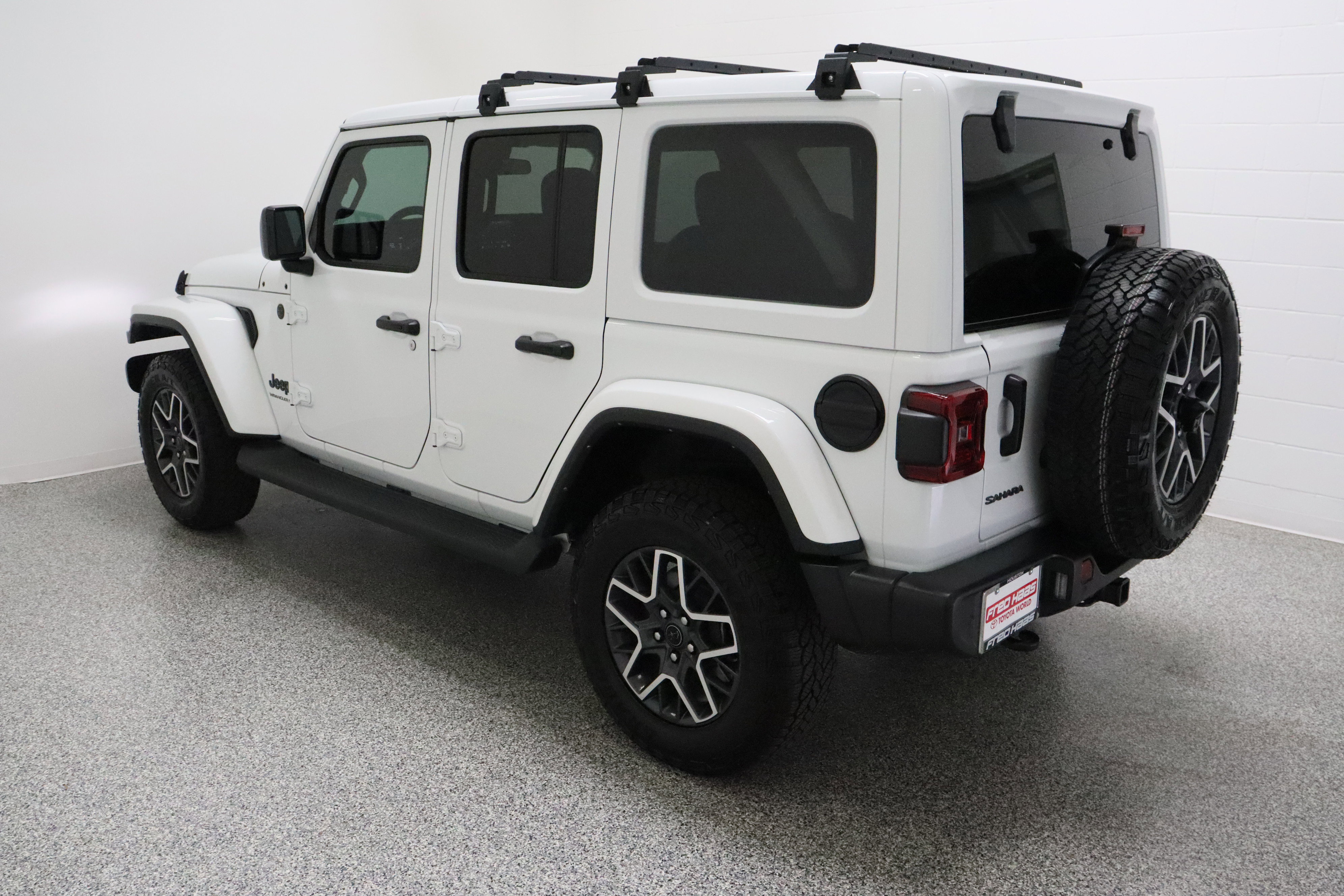 Used 2025 Jeep Wrangler Unlimited Sahara w/ Safety Group image 9