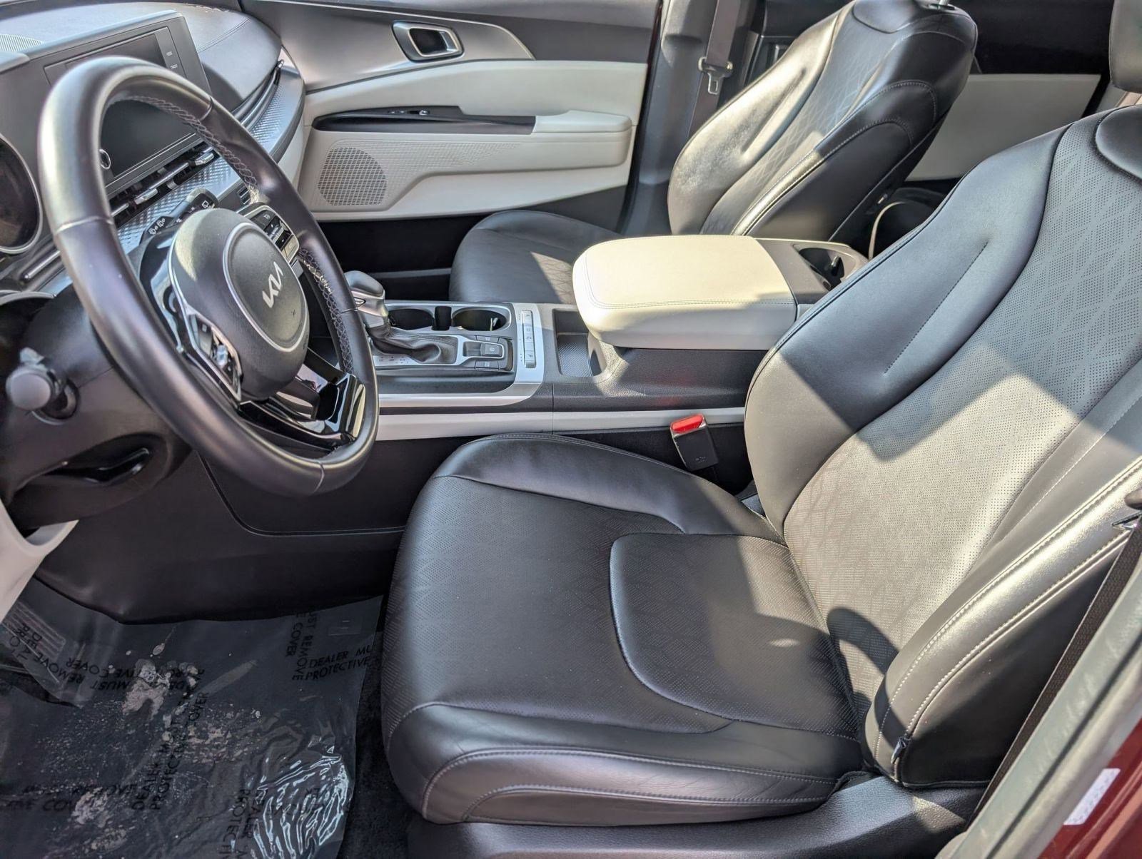 Used 2024 Kia Carnival LX image 5