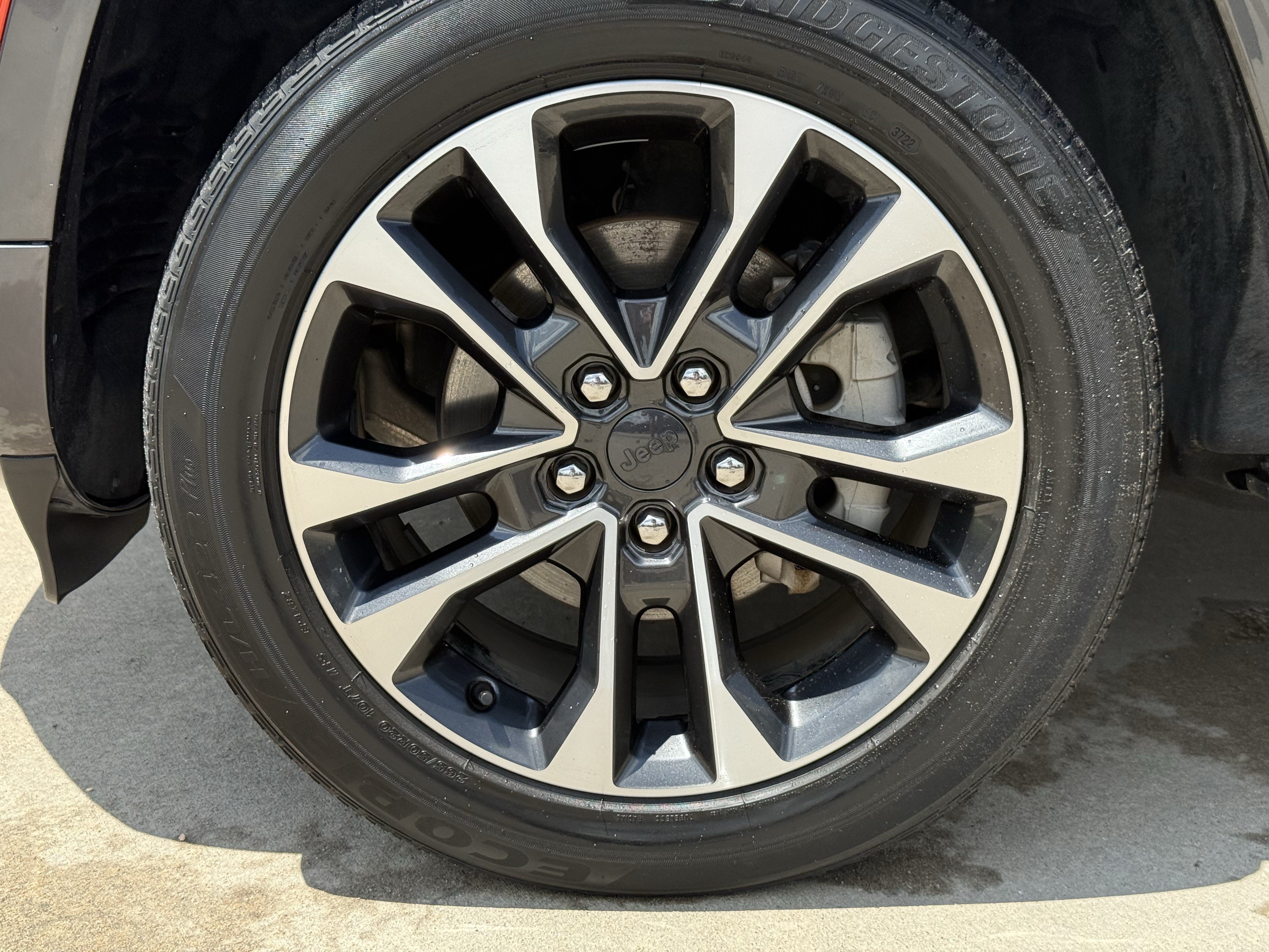 Used 2023 Jeep Grand Cherokee Overland RWD image 12