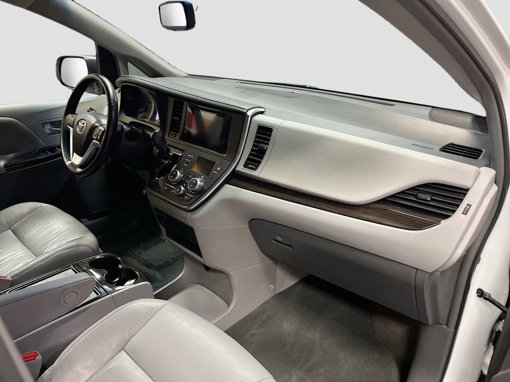 Used 2017 Toyota Sienna XLE image 30
