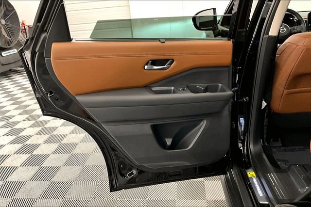 New 2025 Nissan Pathfinder Platinum w/ Lighting Package (N93) image 32