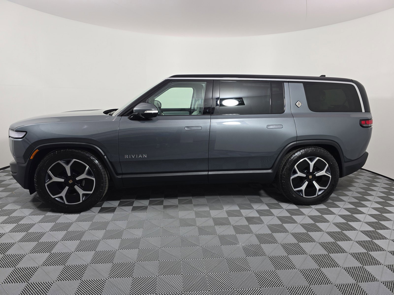 Used 2024 Rivian R1S Adventure AWD/4WD image 2